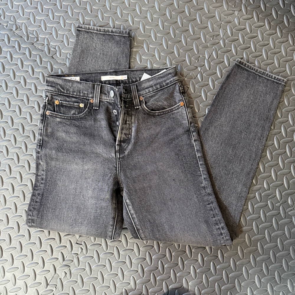 Levi’s gray jeans. Wedgie 24